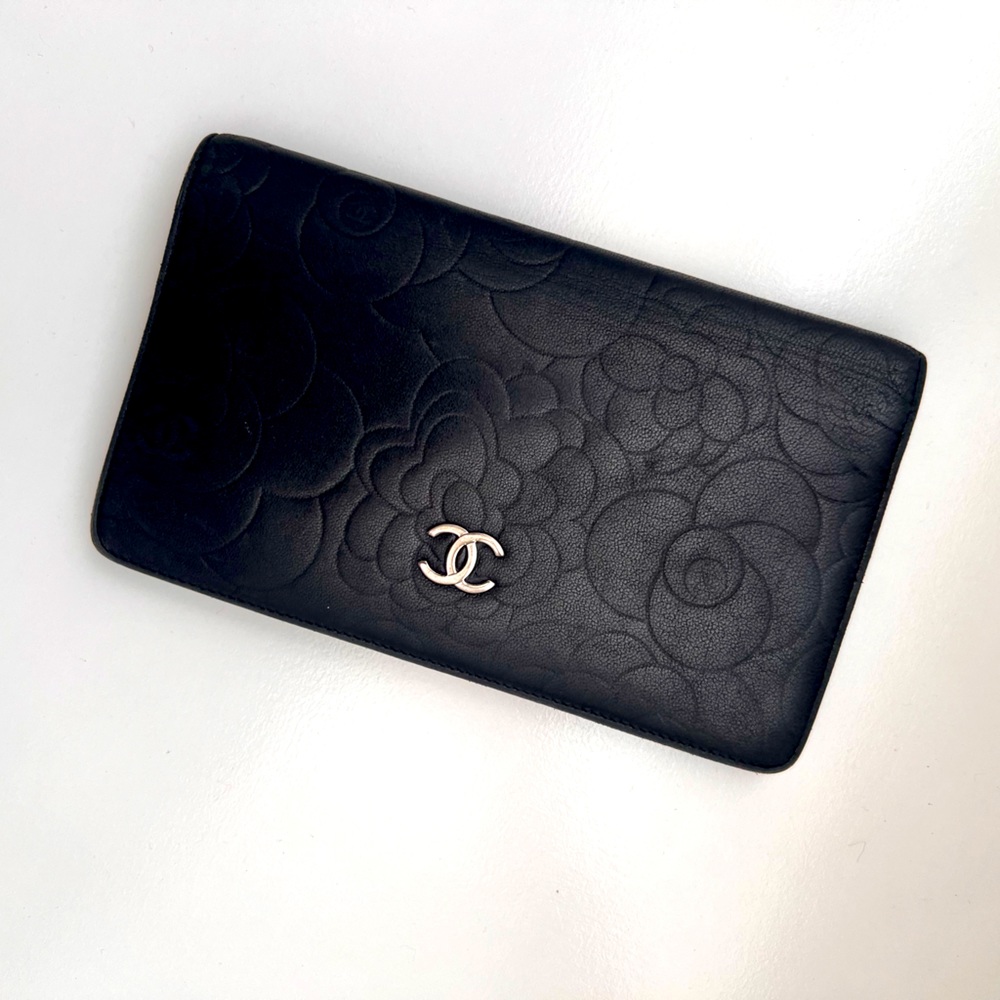 🔥CHANEL Camellia embossed lambskin Yen Wallet